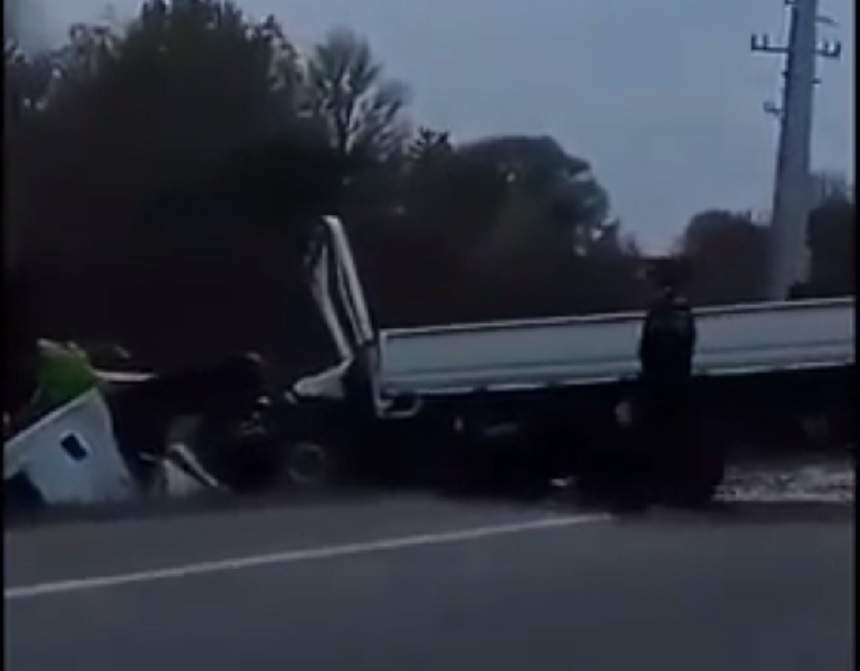 VIDEO / Accident devastator în Maramureș, după ce o camionetă și un autoturism s-au ciocnit. Sunt cinci victime!