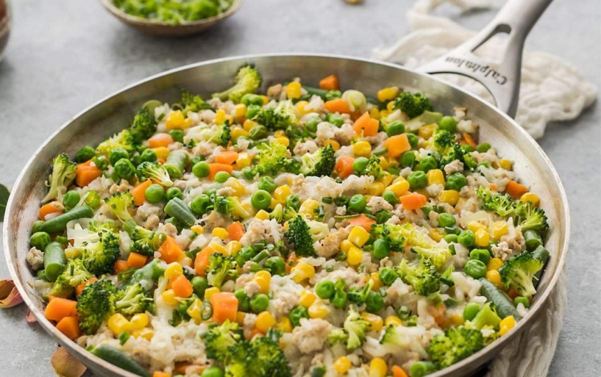 REȚETA ZILEI: Orez brun cu broccoli, mazăre și porumb, gata în doar 30 de minute