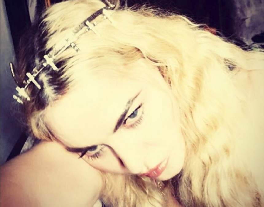 FOTO / Madonna, pusă la zid de un internaut: „Ești invalidă? Probabil pentru că ești bătrână”