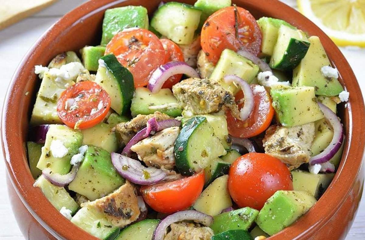 REŢETA ZILEI: Salată mediteraneană cu avocado, ideală pentru silueta ta!