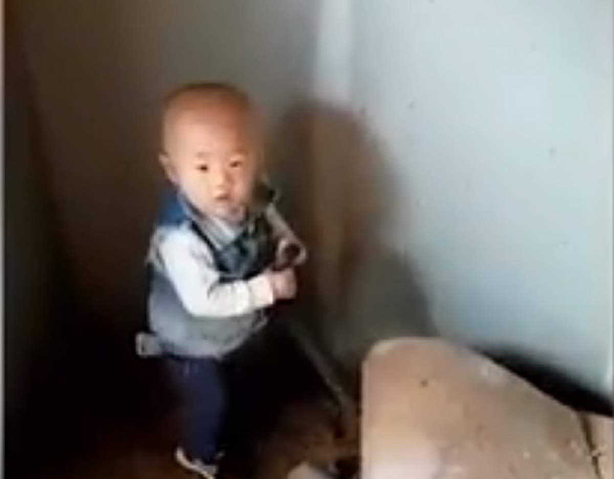 VIDEO / Un copil de doi ani se joacă cu un şarpe înfiorător sub privirea părinţilor