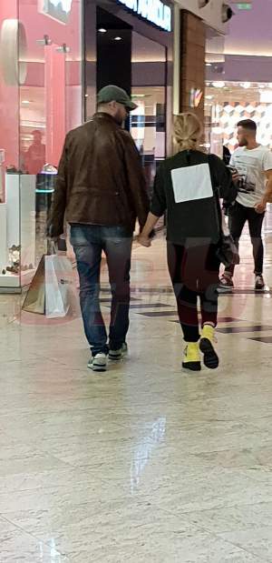 FOTO EXCLUSIV! Simona Gherghe și soțul, ca doi adolescenți îndrăgostiți! Așa au apărut într-un mall din Capitală