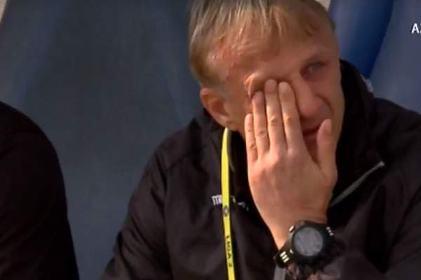 FOTO / Emil Săndoi a izbucnit în lacrimi în timpul meciului echipei sale, după ce aflat că Ilie Balaci a murit