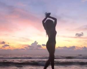 VIDEO / Face ravagii și în Asia cu corpul ei! Bianca Drăgușanu, show pe plajă