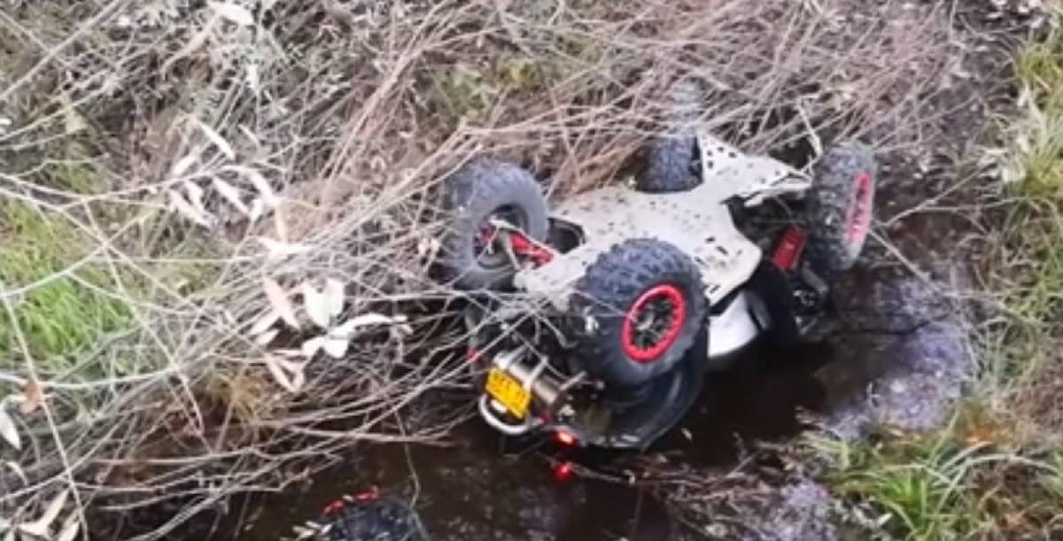 FOTO / Un tânăr de 24 de ani a murit după ce a căzut cu ATV-ul într-un pârâu