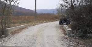 FOTO / Un tânăr de 24 de ani a murit după ce a căzut cu ATV-ul într-un pârâu