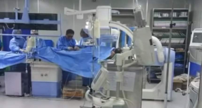 VIDEO / S-a prezentat la spital cu dureri abdominale, iar medicii au rămas şocaţi! Ce au găsit în stomacul bărbatului este incredibil