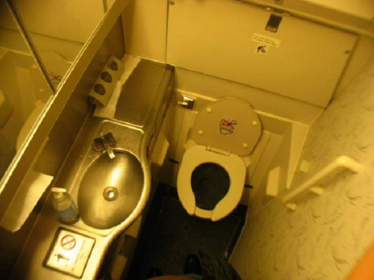 FOTO / Sex în toaleta pentru oameni cu handicap! Un hoț de parfumuri şi iubita lui s-au dezlănţuit
