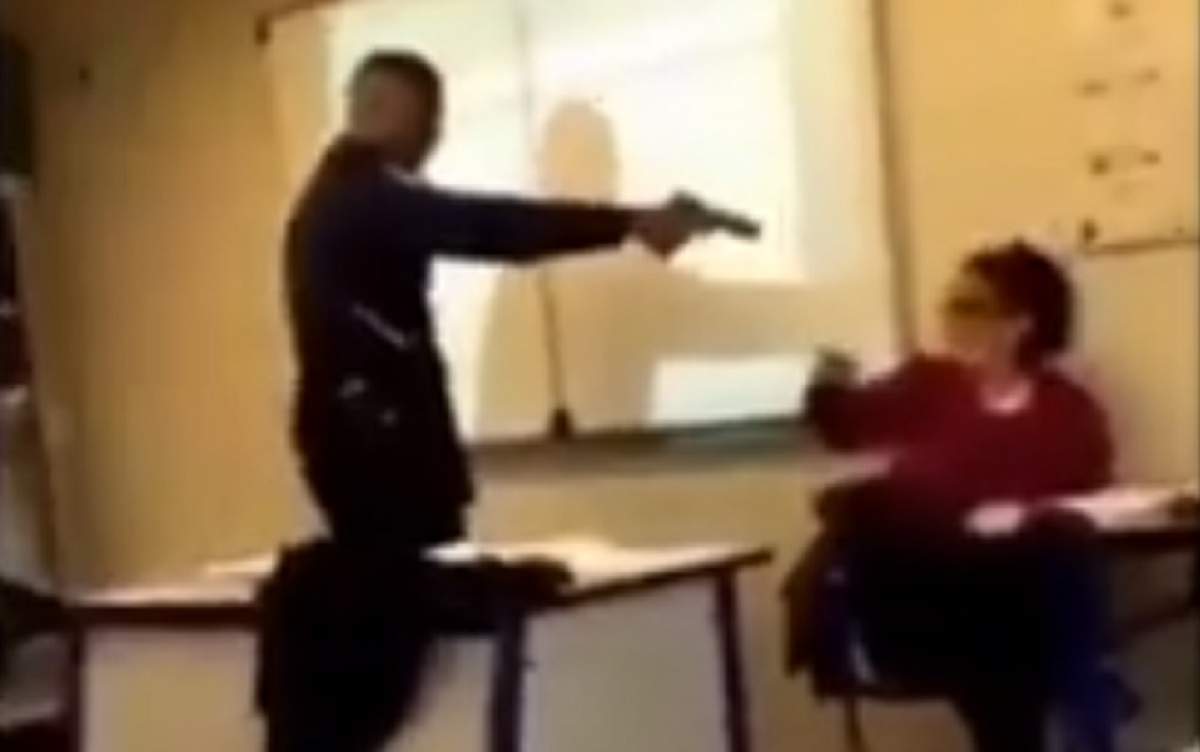 VIDEO / Un elev şi-a ameninţat profesoara cu o armă, pentru a-l trece prezent la oră