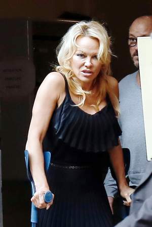 Pamela Anderson a ajuns să meargă în cârje. Ce a pățit blonda din "Baywatch"