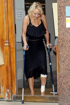 Pamela Anderson a ajuns să meargă în cârje. Ce a pățit blonda din "Baywatch"