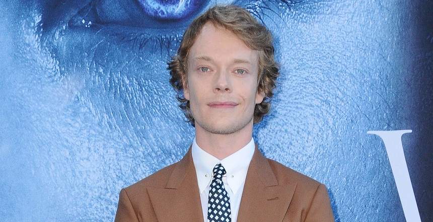 FOTO / Alfie Allen, actorul din „Game of Thrones”, a devenit tată pentru prima oară. Prima imagine cu fetița lui