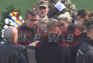 FOTO / Imaginile durerii! Mama lui Ilie Balaci, cărată spre ieșirea din stadion, în lacrimi și urlete