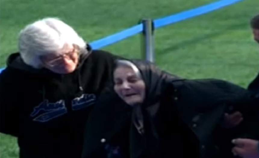 FOTO / Imaginile durerii! Mama lui Ilie Balaci, cărată spre ieșirea din stadion, în lacrimi și urlete