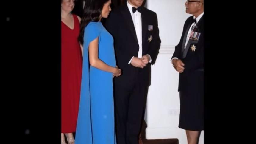 FOTO / Meghan Markle, din ce în ce mai mândră de burtica ei. Ducesa a purtat o rochie mulată