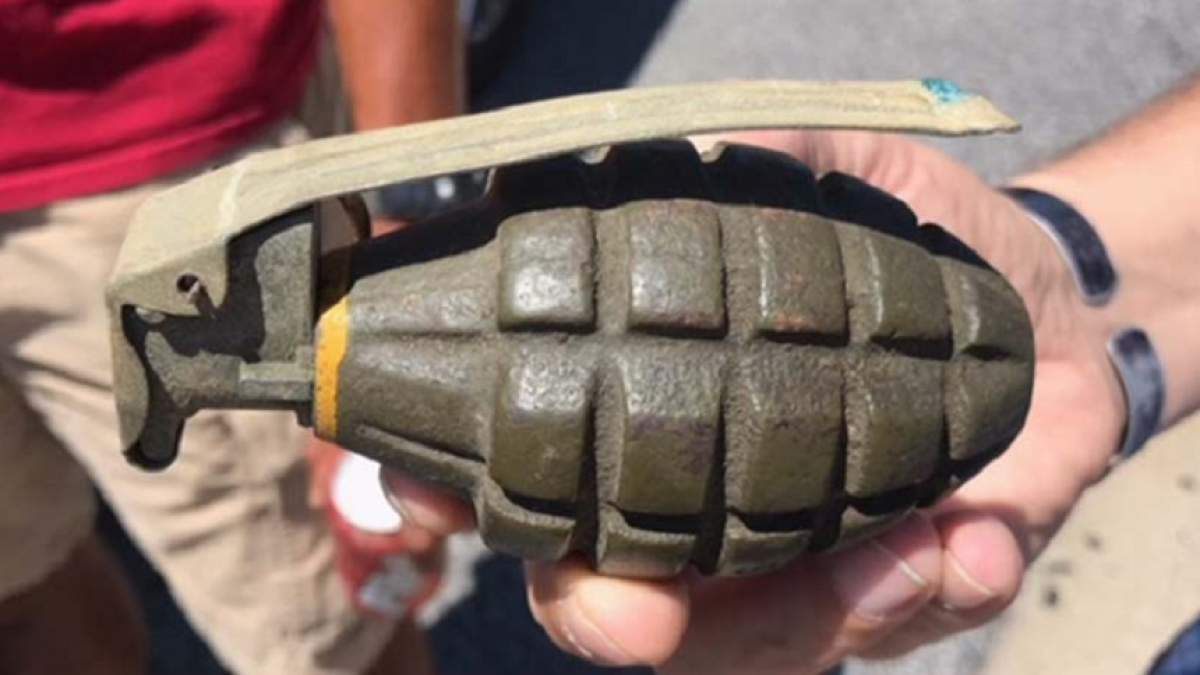 FOTO / Cu grenada la şcoală! Un elev din Bocşa a povestit că părinţii o păstrau ca bibelou