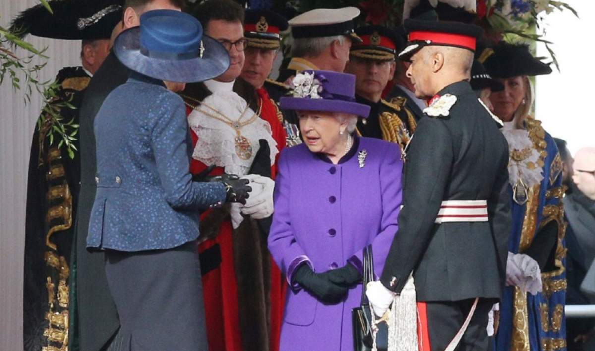 FOTO / Regina Elisabeta a atras toate privirile cu ținuta îmbrăcată la un eveniment. Ce simbolizează culoarea pe care a ales-o