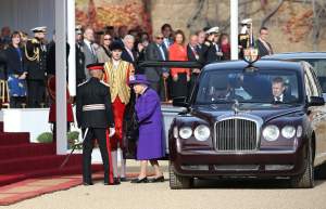 FOTO / Regina Elisabeta a atras toate privirile cu ținuta îmbrăcată la un eveniment. Ce simbolizează culoarea pe care a ales-o