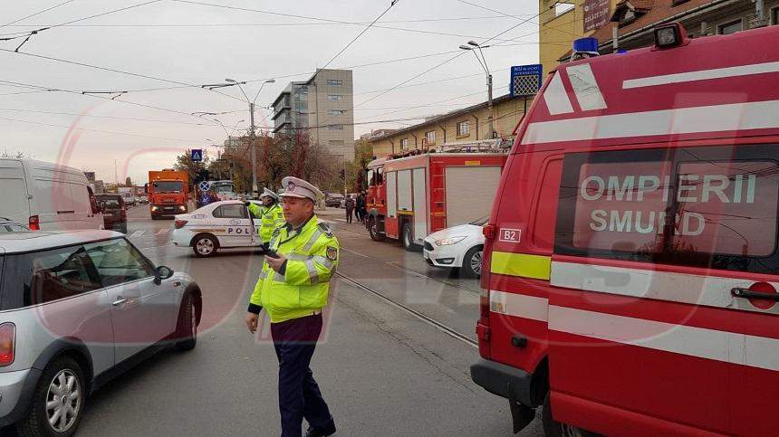 VIDEO& FOTO / Accident în București! O femeie primește îngrijiri medicale, după ce două tramvaie s-au ciocnit