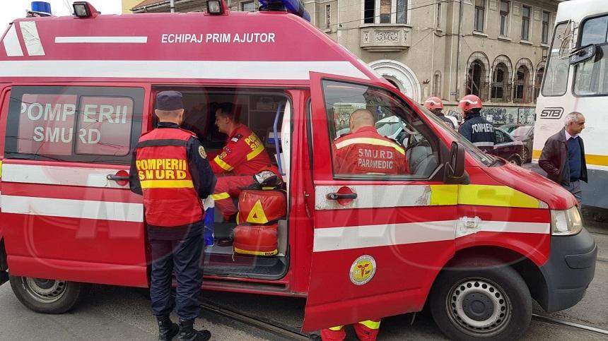 VIDEO& FOTO / Accident în București! O femeie primește îngrijiri medicale, după ce două tramvaie s-au ciocnit