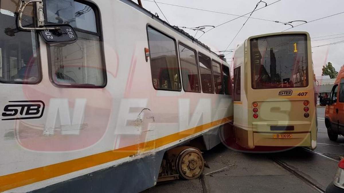 VIDEO& FOTO / Accident în București! O femeie primește îngrijiri medicale, după ce două tramvaie s-au ciocnit
