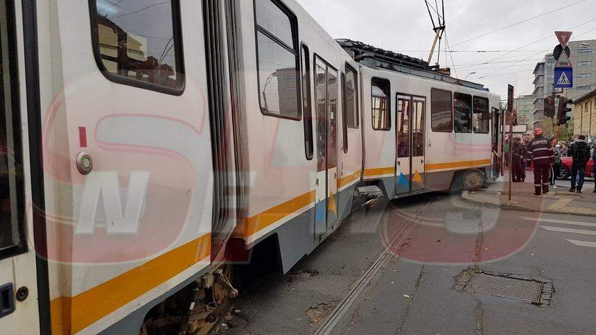 VIDEO& FOTO / Accident în București! O femeie primește îngrijiri medicale, după ce două tramvaie s-au ciocnit