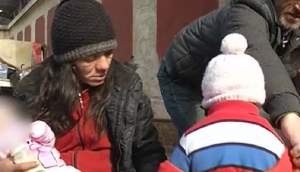VIDEO / Cutremurător! Bebeluși gemeni, abandonați în frig, la colțul străzii: "N-au unde să doarmă" 