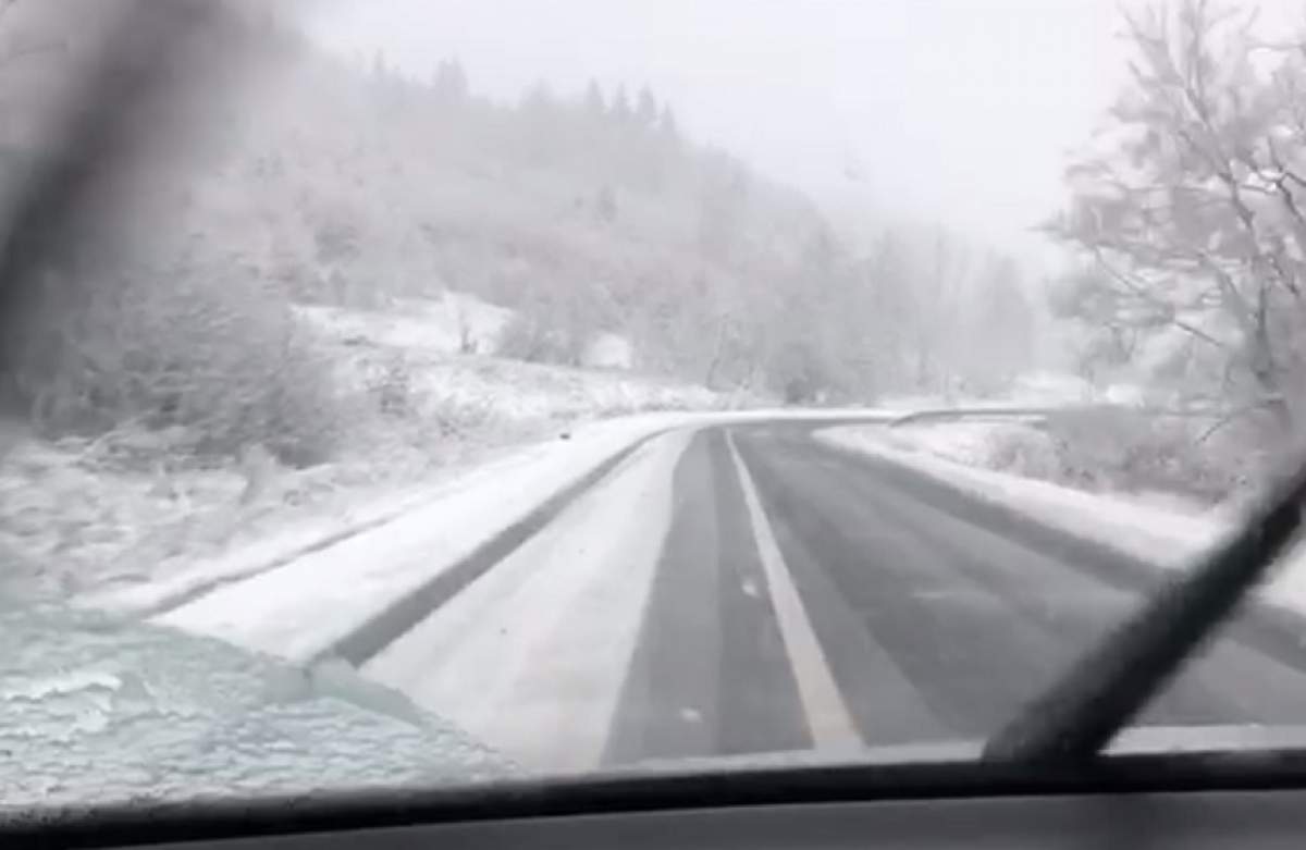 FOTO / Restricţii de circulaţie din cauza zăpezii! Mai multe TIR-uri au derapat