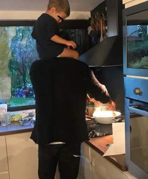 FOTO / Adela Popescu și-a surprins soțul într-o ipostază hilară, în timp ce pregătea cina: "E nevoie de doi" 