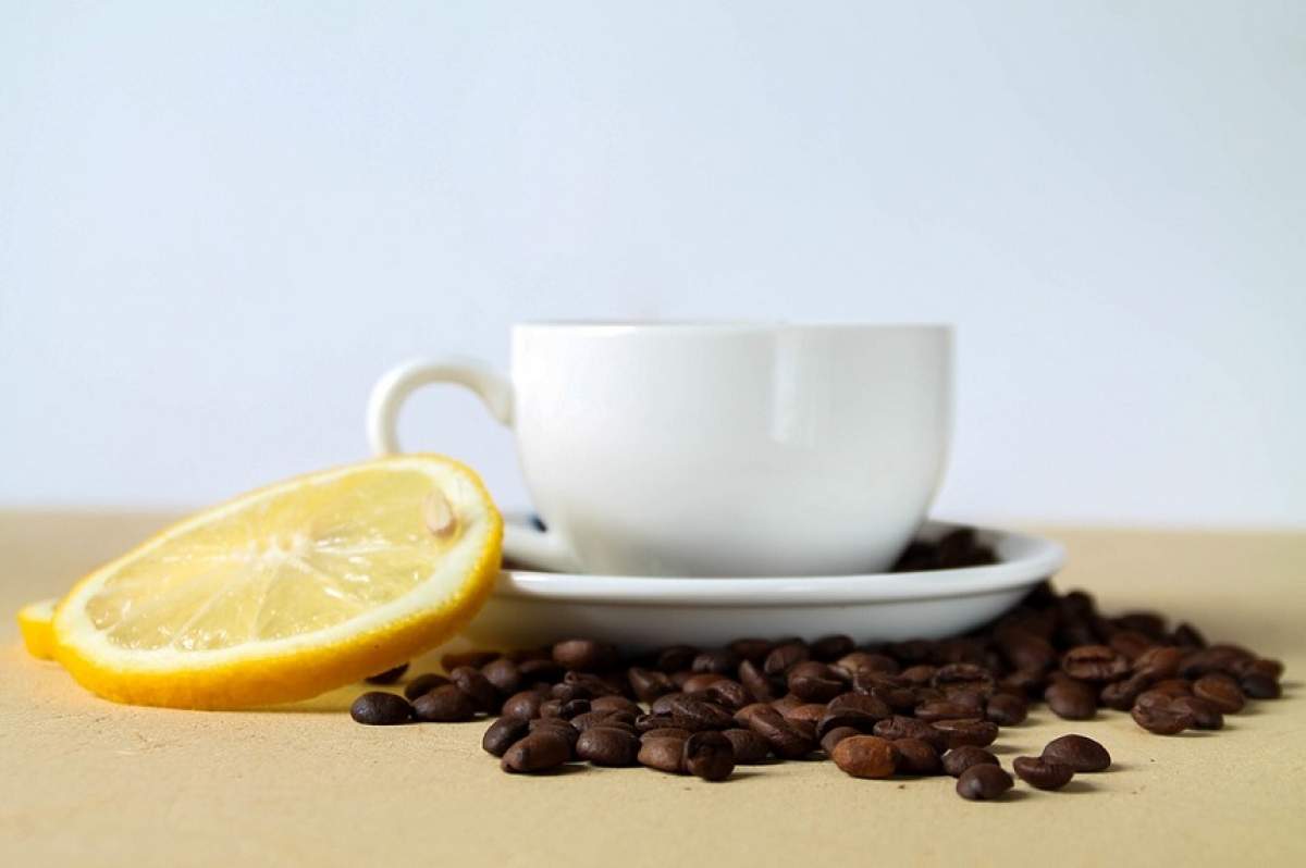 ÎNTREBAREA ZILEI: Știi care sunt beneficiile unui strop de zeamă de lămâie în cafea?
