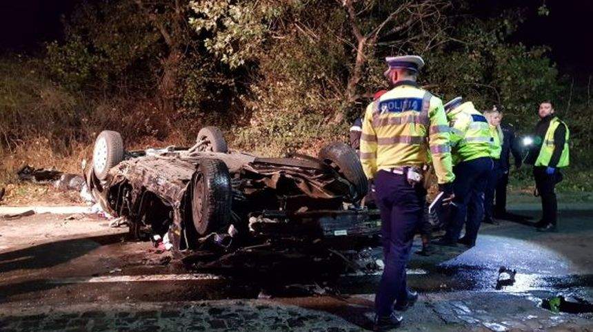 FOTO / Accident cumplit, în Arad! Doi tineri au murit după ce au sărit cu maşina de pe un pod!