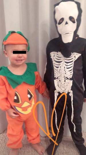 FOTO / Pregătirile de Halloween sunt în toi în familia Antoniei. Akim și Dominic și-au ales deja costumele