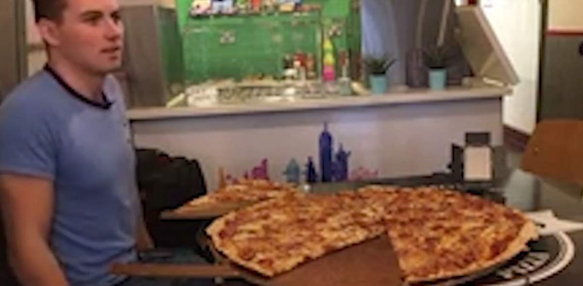 VIDEO / Duci mult când vine vorba de mâncare? O pizzerie te răsplăteşte cu 500 de euro dacă poţi mânca aşa "monstru"