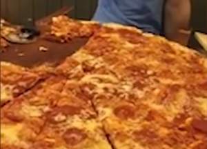 VIDEO / Duci mult când vine vorba de mâncare? O pizzerie te răsplăteşte cu 500 de euro dacă poţi mânca aşa "monstru"