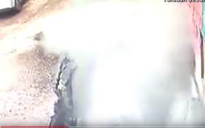 VIDEO / S-a crăpat pământul sub ele și au fost „înghițite” de o groapă uriașă! Două femei au trecut prin coșmarul vieții lor