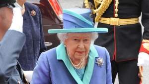 Regina Elisabeta vrea să abdice pentru ca fiul său, Prinţul Charles, să urce pe tron!