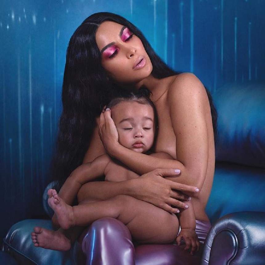 FOTO / Kim Kardashian a stârnit controverse, după ce a pozat nud alături de fiica ei