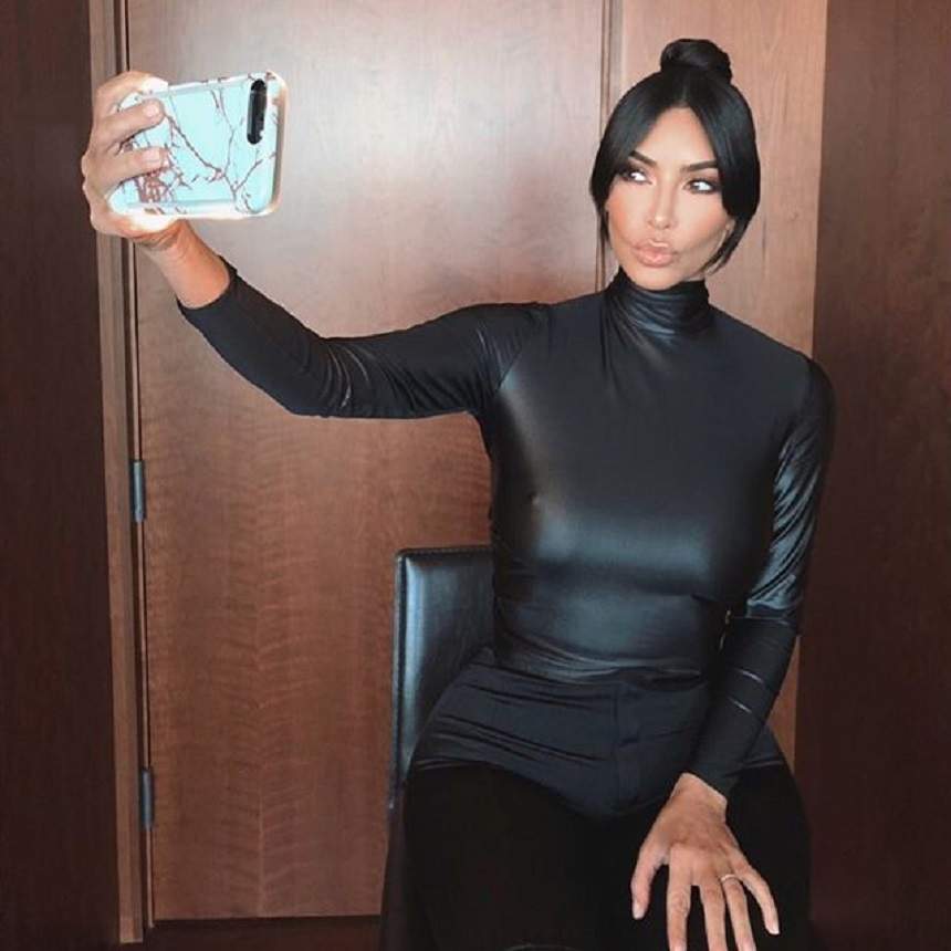 FOTO / Kim Kardashian a stârnit controverse, după ce a pozat nud alături de fiica ei