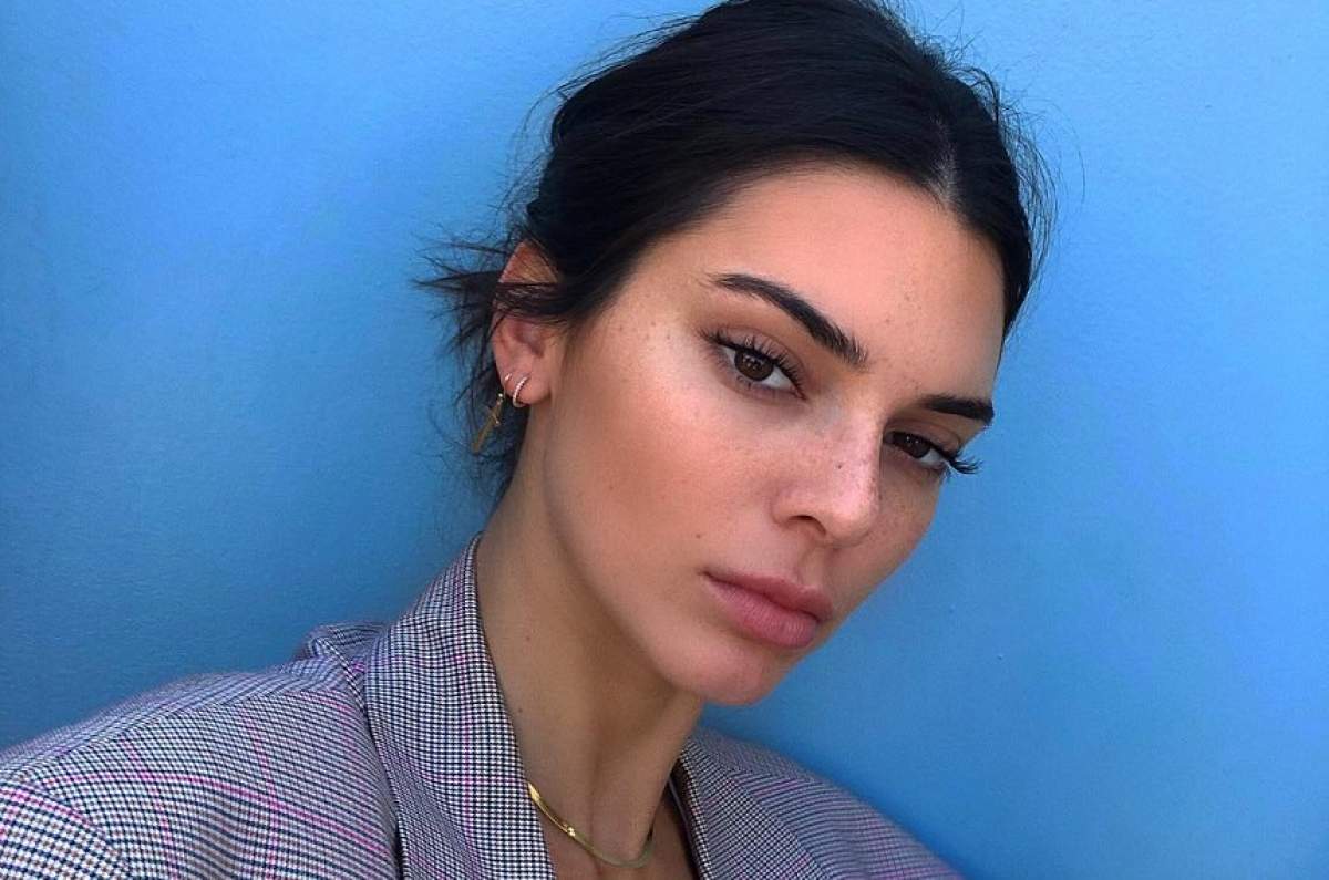 FOTO / Kendall Jenner s-a autodepășit cu Photoshop-ul! Oamenii sunt oripilați de cât și-a subțiat talia