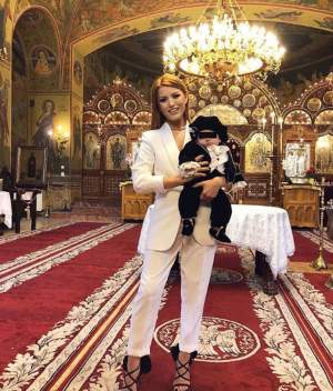 FOTO / Elena Gheorghe, din nou naşă! Cum s-a îmbrăcat artista în ziua marelui eveniment!