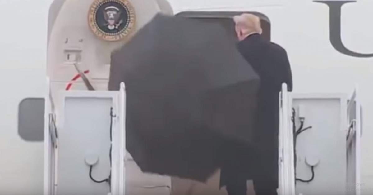 VIDEO / Donald Trump nu știe să închidă o umbrelă? Imaginile virale care au ridicat întrebări