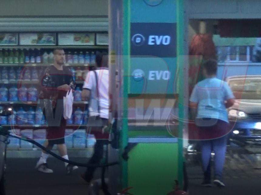 VIDEO PAPARAZZI / Denis Alibec şi-a spălat toate păcatele! Gestul cu care rebelul fotbalului românesc a reuşit să facă fericit un copil