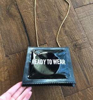FOTO / Delia și-a pozat geanta și a stârnit valuri de reacții: "Generația cu prezervativul la gât"