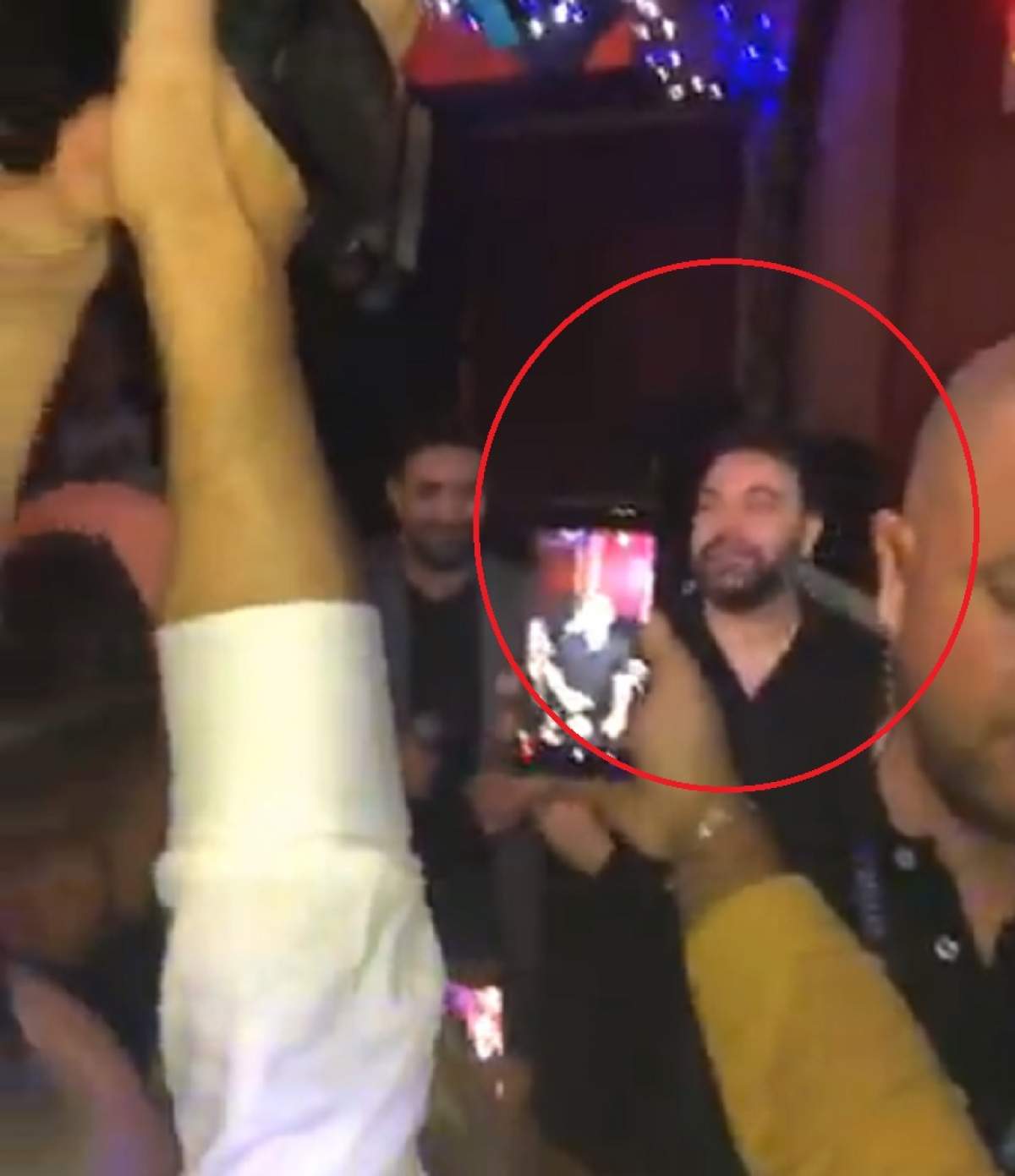 VIDEO / S-a fript cu ciorbă, acum suflă și-n iaurt! Florin Salam a cântat la petrecere înconjurat de bodyguarzi!