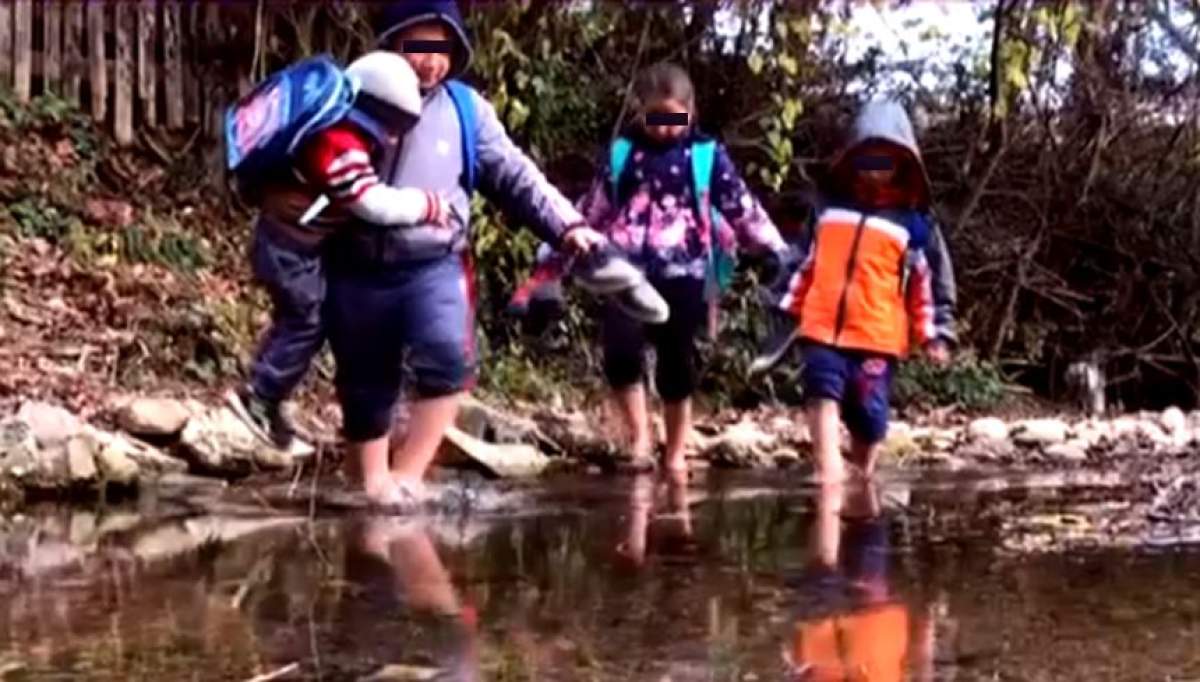 VIDEO / Patru suflete, eforturi supraomeneşti să ajungă la şcoală! Copiii, afectaţi de răzbunarea unui vecin!