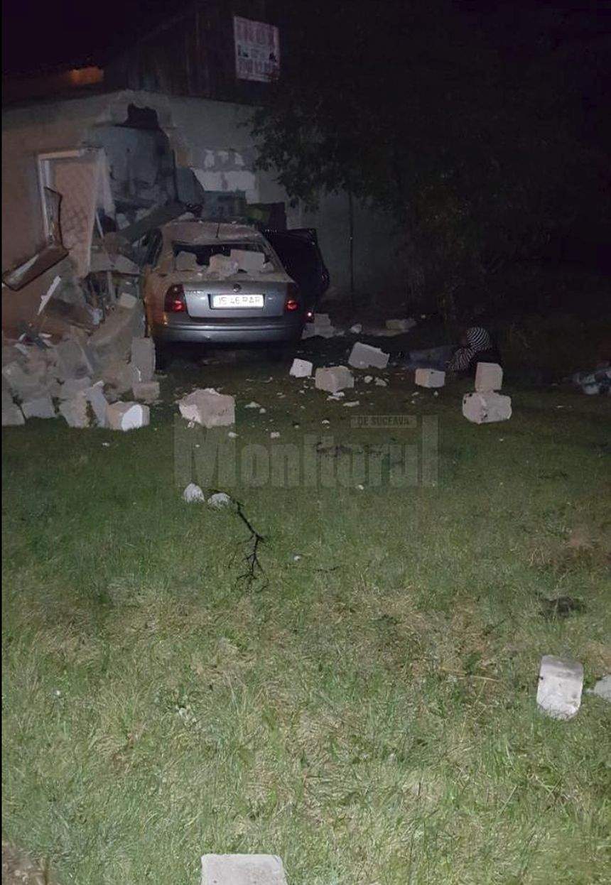 FOTO / Accident auto devastator în Suceava, după ce un şofer de 19 ani a intrat într-o casă. Patru tineri erau în maşină!