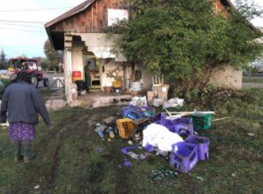 FOTO / Accident auto devastator în Suceava, după ce un şofer de 19 ani a intrat într-o casă. Patru tineri erau în maşină!