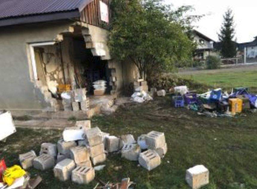 FOTO / Accident auto devastator în Suceava, după ce un şofer de 19 ani a intrat într-o casă. Patru tineri erau în maşină!