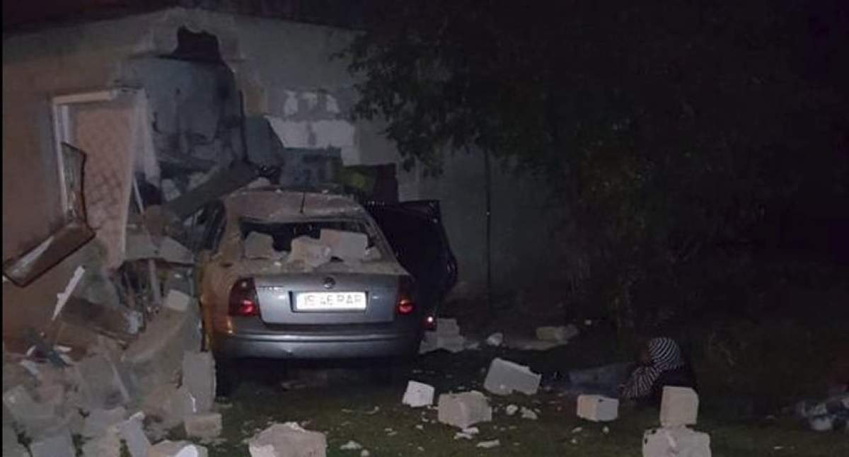 FOTO / Accident auto devastator în Suceava, după ce un şofer de 19 ani a intrat într-o casă. Patru tineri erau în maşină!