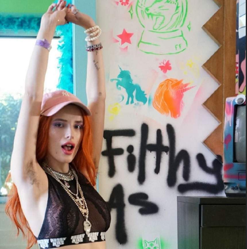 Oribil! Bella Thorne şi-a expus părul de la subraţ, pe covorul roşu